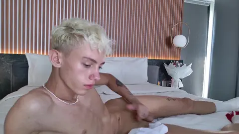 Show porno du twink camboy LeonLure
