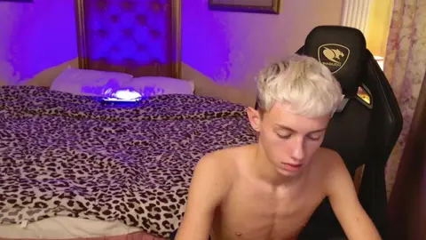 Show cam hot d’un twink sexy – LeonLure