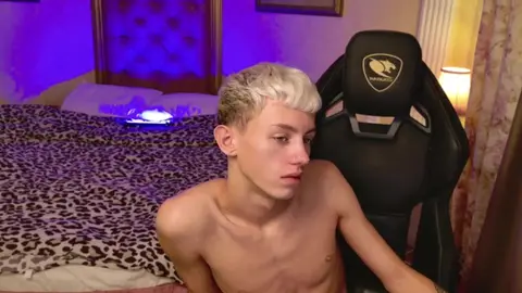 Show cam hot d’un twink sexy – LeonLure