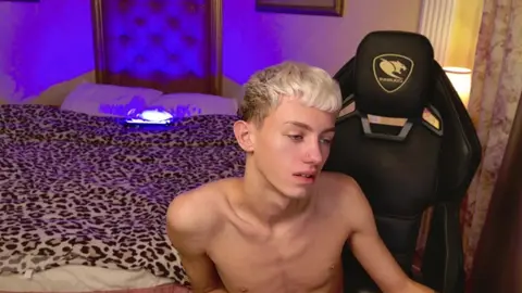 Show cam hot d’un twink sexy – LeonLure