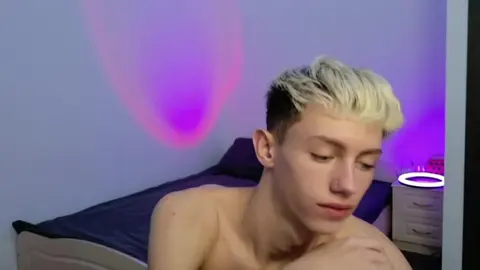 Twink camboy LeonLure: show porno hot