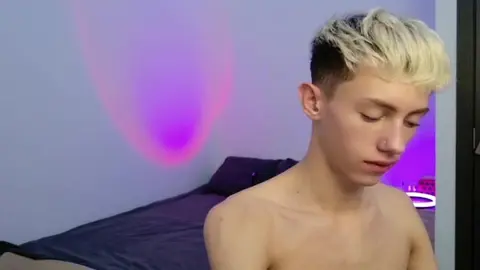 Twink camboy LeonLure: show porno hot