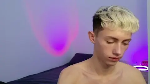 Twink camboy LeonLure: show porno caliente