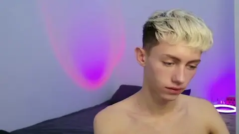 Heißer Twink-Camboy LeonLure: versauter Solo-Show