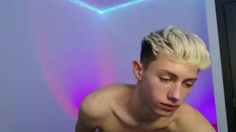 Twink camboy LeonLure: show pornô bem safado