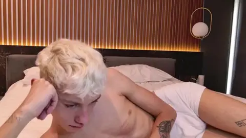 Show hot con il twink camboy LeonLure