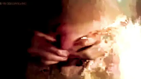 Moi à poil, je me branle et je prends mon pied