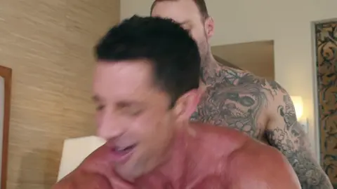 Dylan James baise le daddy musclé Nick Capra