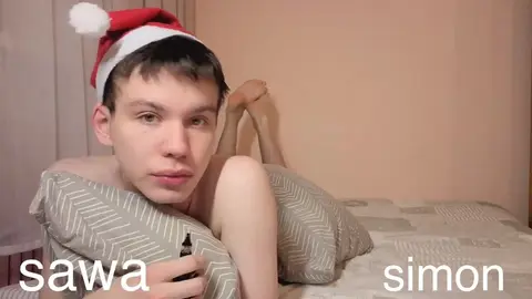 Couple de twinks sexy : show hot à la tronçonneuse