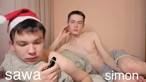 Sexy Twink-Paar: heißes Kettensägen-Rollenspiel