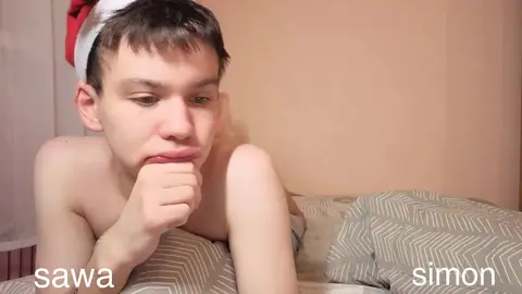 Coppia di twink sexy: roleplay hot con motosega