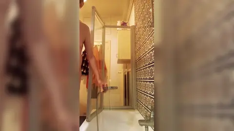 Piacere sotto la doccia calda