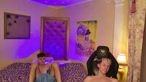 Twinks & camboys en show hard avec JerryLucky