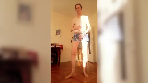 Con unos shorts sexys y provocativos