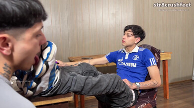 Cody (19): el Rey Twink hace que su sub le lama las zapatillas