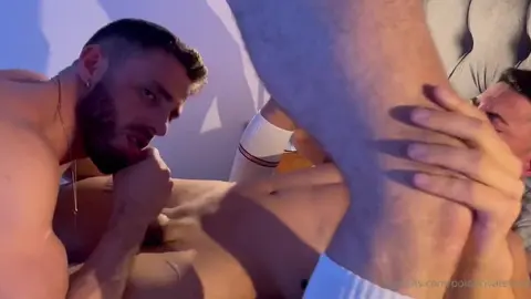 Depois do jogo: punheta e boquete no vestiário