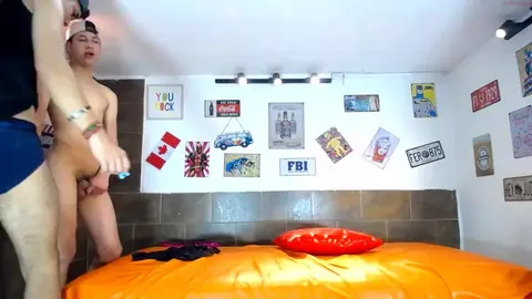 Orgia hot tra amici: twink latini in modalità gangbang