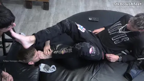 Un Twink sexy et hétérosexuel avec des pieds minces et parfaits vous fera baver sur ses semelles - Ryan