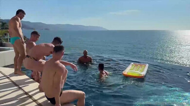Gangbang junto a la piscina con un tío buenorro