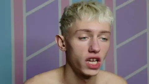 Twink camboy sexy: LeonLure em show pornô