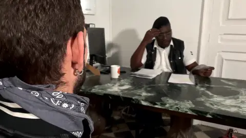 A iniciação de um novo cara por uma gangue de bad boys