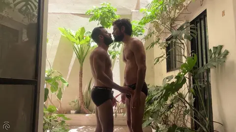 L’énorme charge de Nando dégouline de son trou bien utilisé