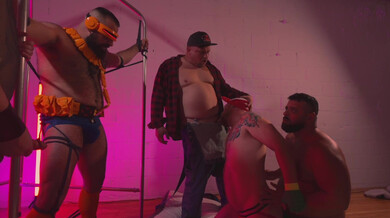 Gute Jungs vs. böse Jungs! Eine Halloween-Bärenorgie