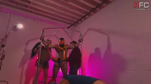 ¡Chicos buenos vs chicos malos! Una orgía de osos en Halloween