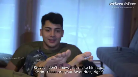 Militär-Drill: Der neue Rekrut geht auf die Knie und endet vollgespritzt