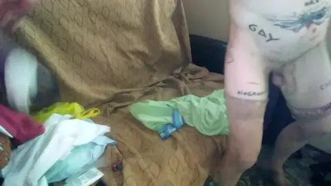 Troia maschio che si fa le unghie