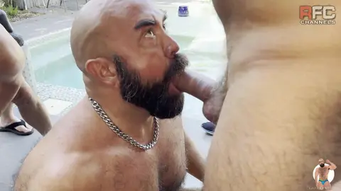 Action au bord de la piscine