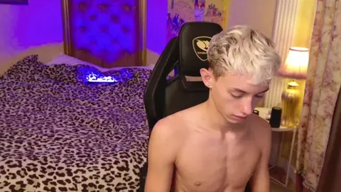 Show hot na cam com o camboy LeonLure