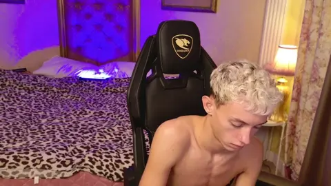 Twink-Camboy LeonLure: heißes Dusch-Pornoshow