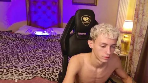 Twink camboy LeonLure: show pornô quente no chuveiro