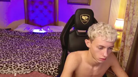 Twink camboy LeonLure: show porno hot sotto la doccia