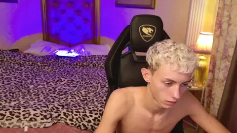 Twink camboy LeonLure: show pornô quente no chuveiro