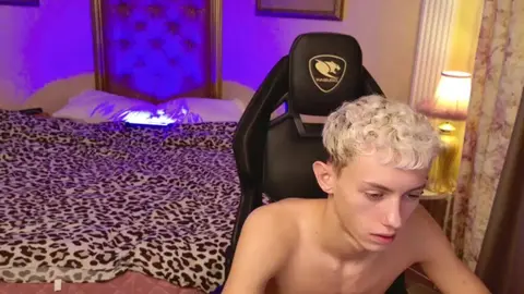Twink camboy LeonLure: show pornô quente no chuveiro