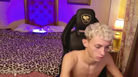 Twink camboy LeonLure: show porno caliente en la ducha