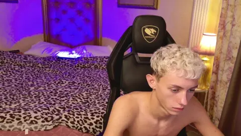 Twink camboy LeonLure: show pornô quente no chuveiro