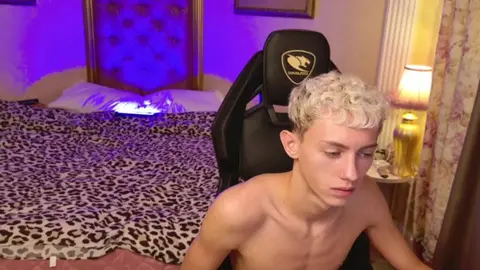 Twink camboy LeonLure: show porno hot sotto la doccia