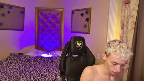 Twink camboy LeonLure: show porno caliente en la ducha