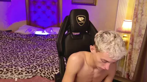 Twink camboy LeonLure: show porno caliente en la ducha