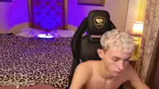 Twink camboy LeonLure: show pornô quente no chuveiro