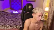 Twink camboy LeonLure: show pornô quente no chuveiro