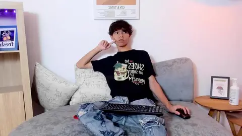 Cam show hot: twink in luna di miele