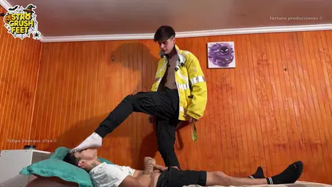 David Martinez (Cyberpunk) ti domina completamente con i suoi piedi, il cazzo e il culo