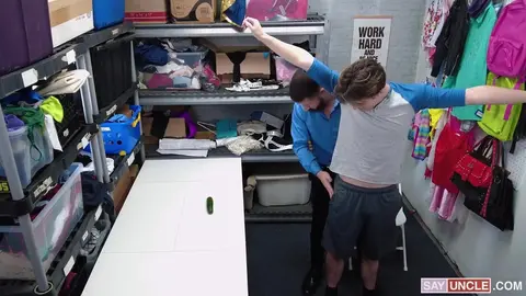 Eddie Patrick se folla a Archer Black – Robaste un pepino: enséñale al guardia de seguridad hasta dónde te lo puedes meter o vas a la cárcel