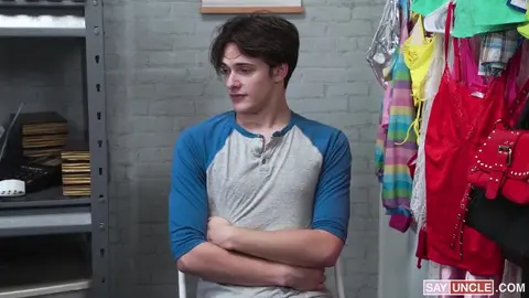 Eddie Patrick se folla a Archer Black – Robaste un pepino: enséñale al guardia de seguridad hasta dónde te lo puedes meter o vas a la cárcel