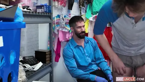 Eddie Patrick scopa Archer Black – Hai rubato un cetriolo: fai vedere alla guardia quanto in fondo riesci a prenderlo o vai in galera