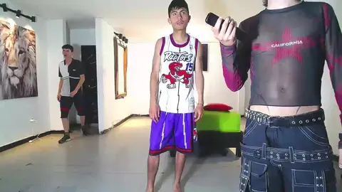 Heißer Gruppensex mit Cam-Boys auf Gnecos Tube